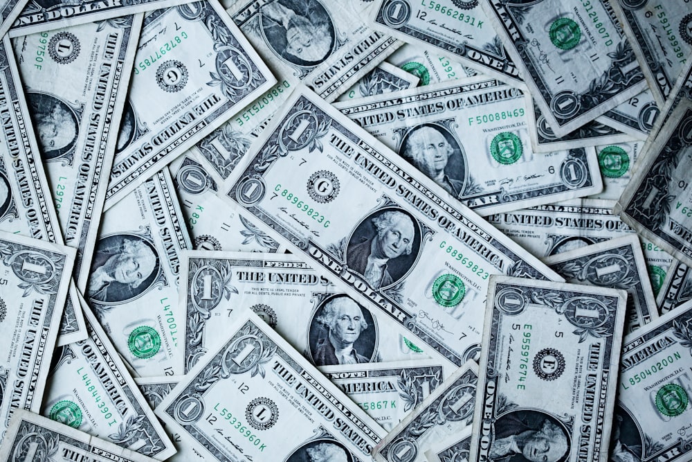 Uang kertas dollar tersebar di atas meja