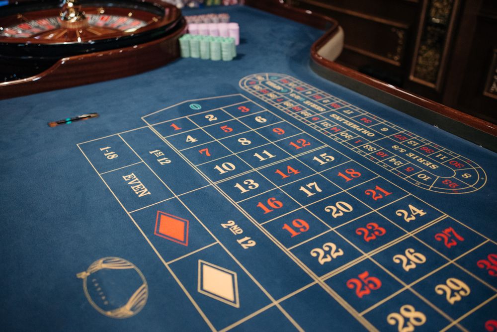 Meja roulette mewah di studio live casino