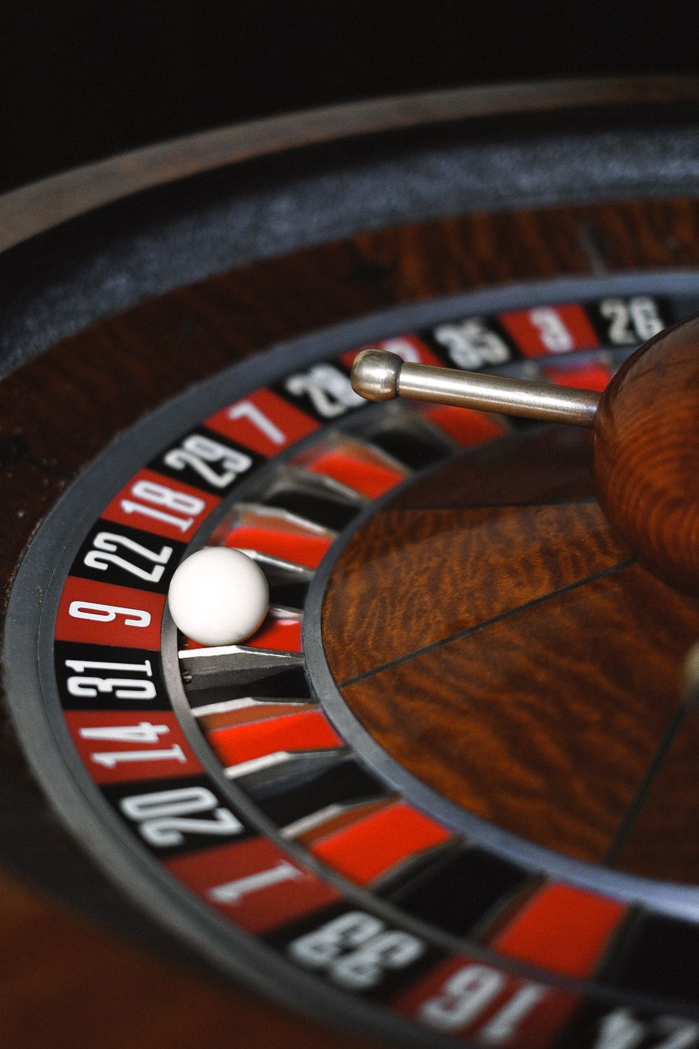 Roda roulette berputar dengan bola putih di atasnya