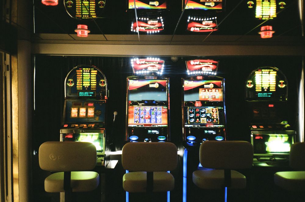 Deretan mesin slot menyala di area permainan