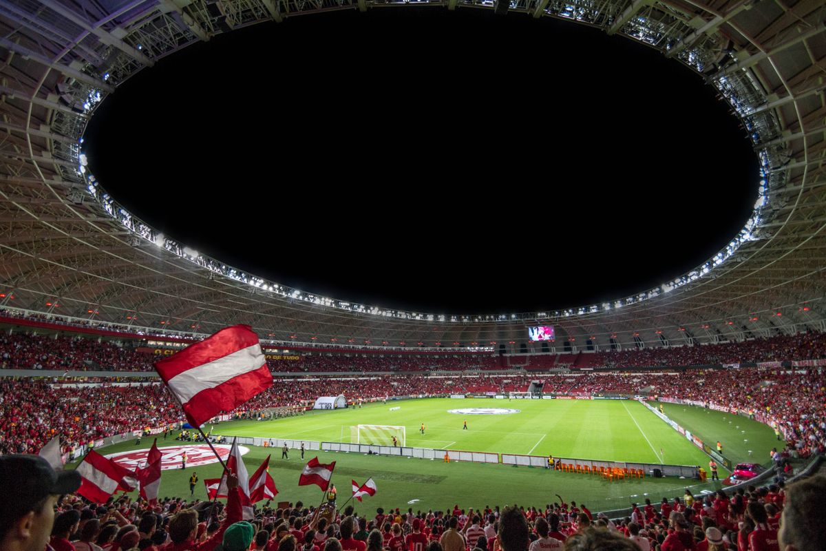 Lapangan bola menyala di malam hari